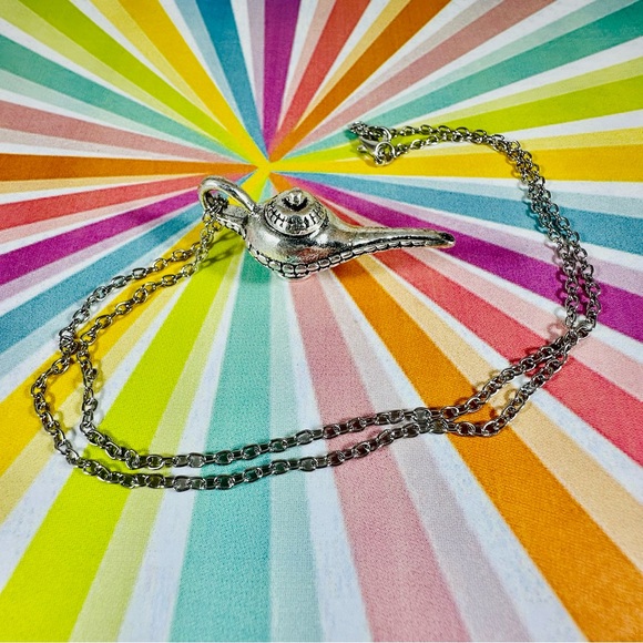 Adorable little genie lantern in Silver tone metal on a Silvertone chain - Picture 3 of 3